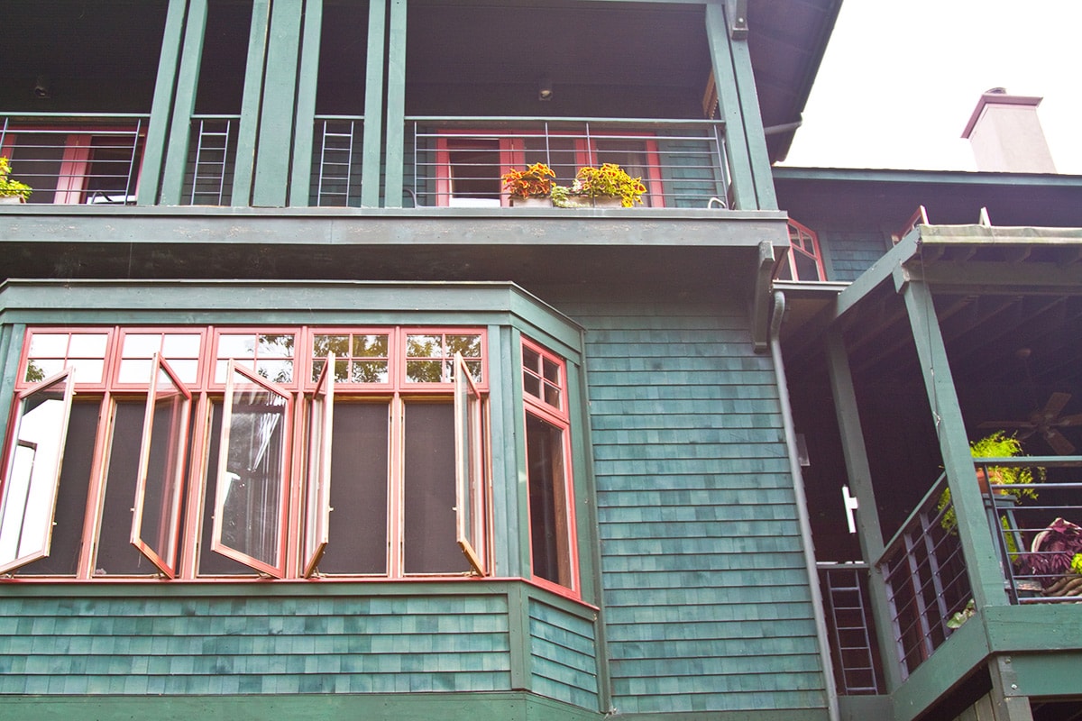 The inn with open windows