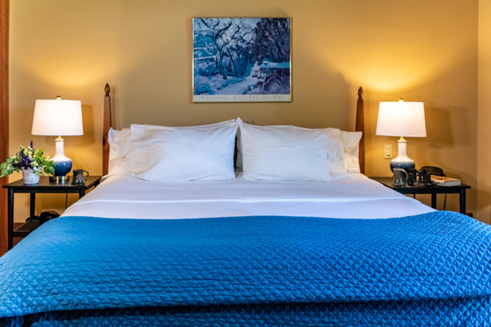 King bed with blue comforter